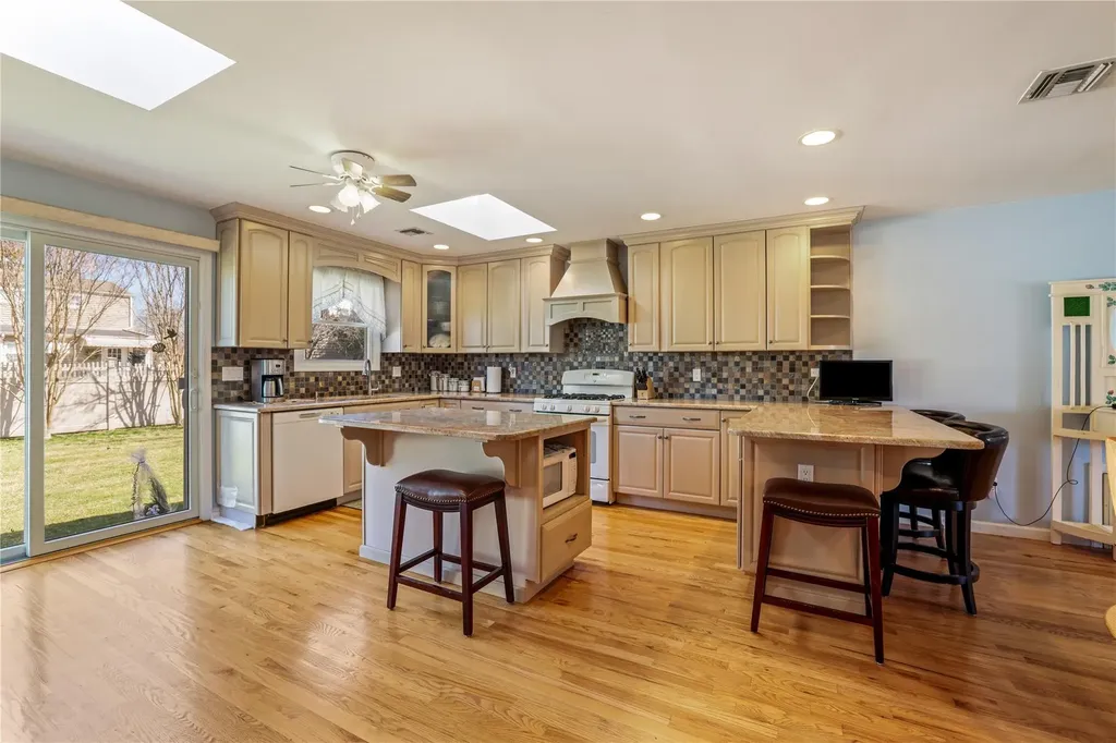 18 Bretton Road New Hyde Park NY 11040