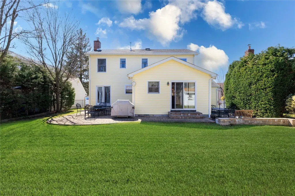 18 Bretton Road New Hyde Park NY 11040