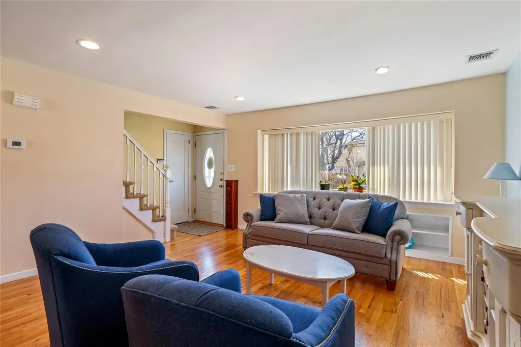 18 Bretton Road New Hyde Park NY 11040