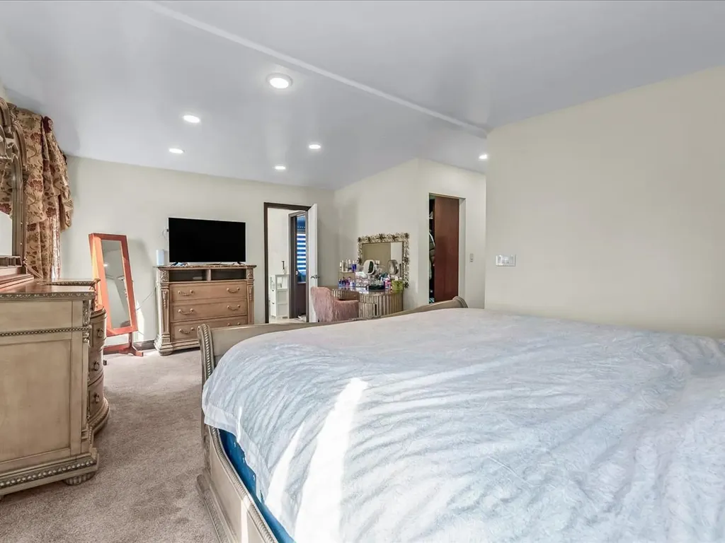 57 Tain Drive Great Neck NY 11021