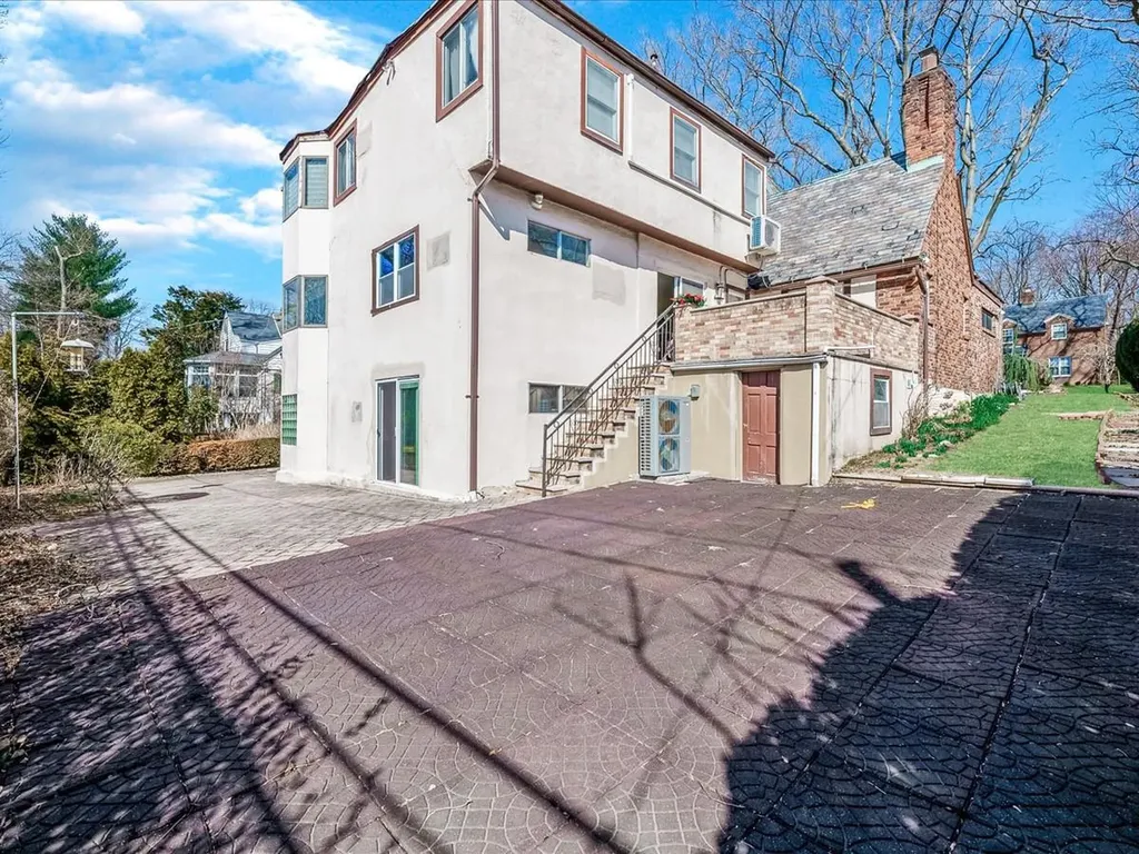 57 Tain Drive Great Neck NY 11021