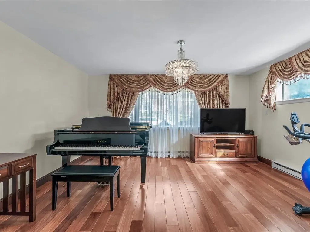 57 Tain Drive Great Neck NY 11021
