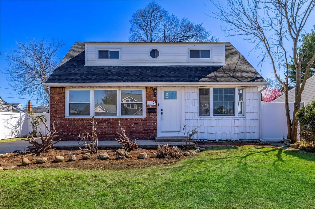 37 Washington Avenue Oyster Bay NY 11801