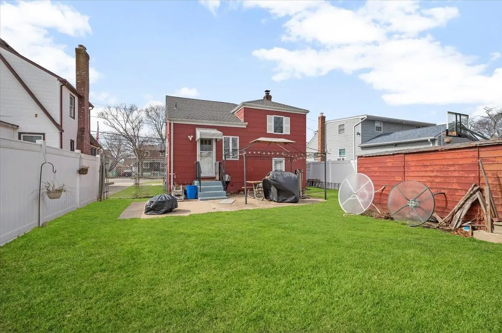 34 Coolidge Avenue Amity Harbor NY 11701