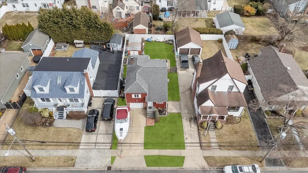 34 Coolidge Avenue Amity Harbor NY 11701