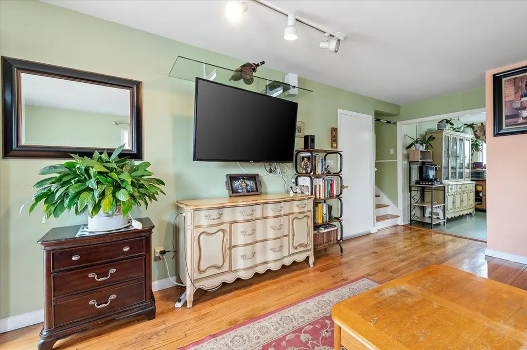34 Coolidge Avenue Amity Harbor NY 11701