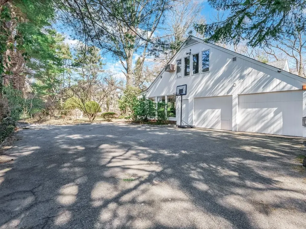 7 Hewlett Drive Old Westbury NY 11568