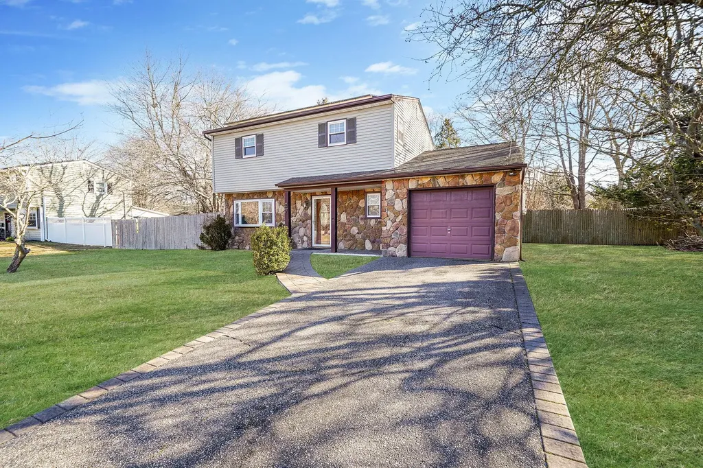 17 Susan Drive Bellport NY 11713