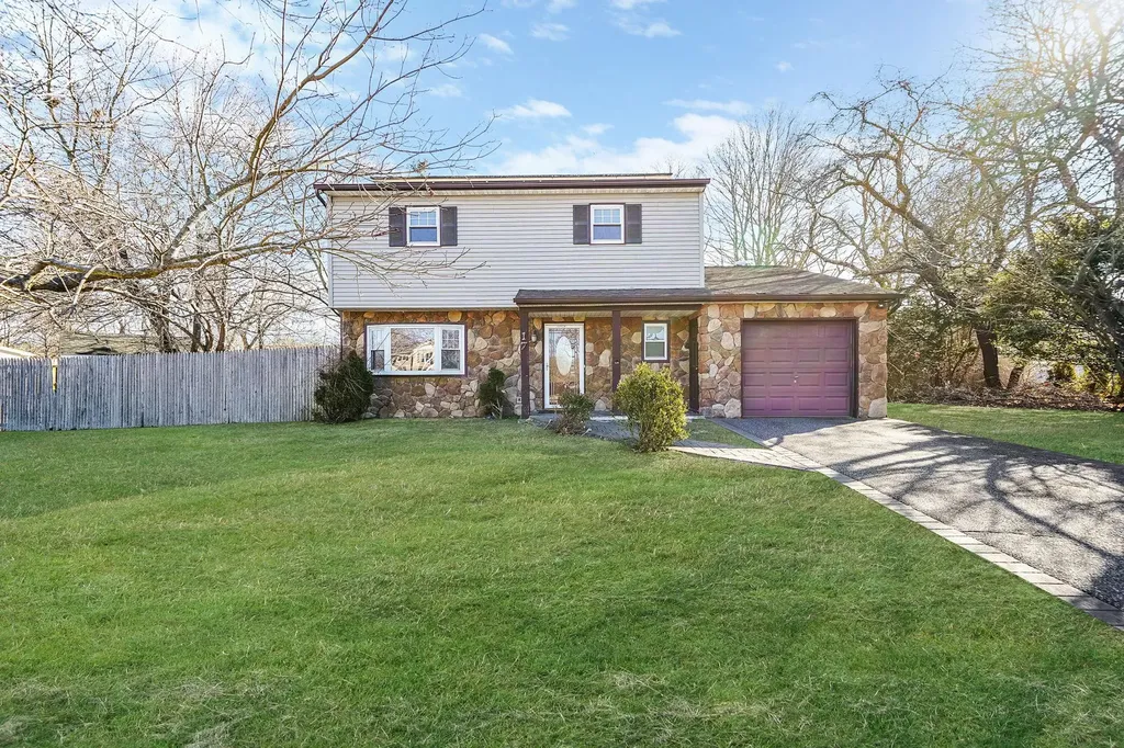 17 Susan Drive Bellport NY 11713