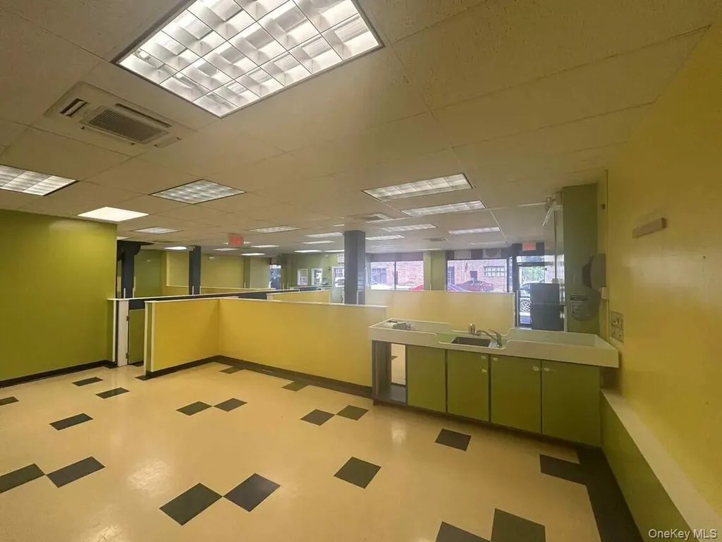 2138 E East Tremont Bronx NY 10462