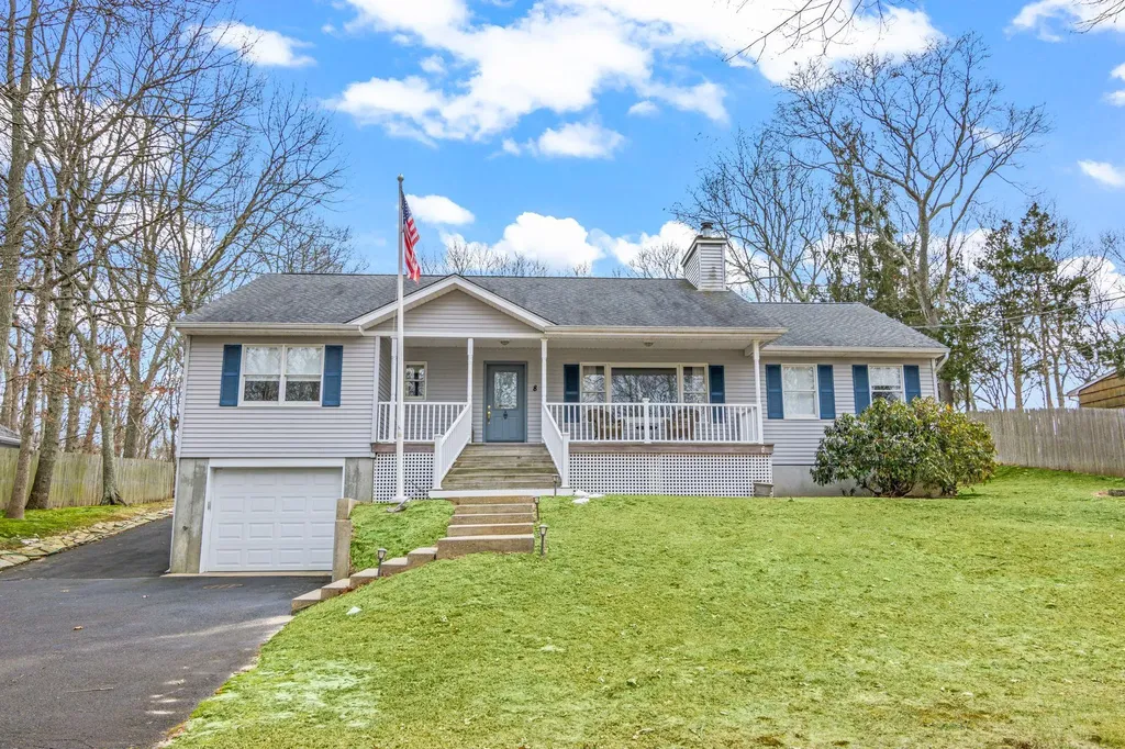 8 Rolling Woods Lane Hampton Bays NY 11946