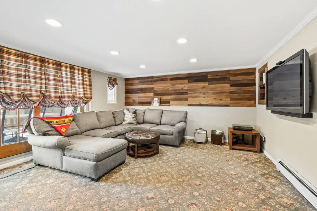 38 Roxton Road Plainview NY 11803