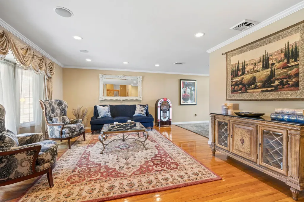38 Roxton Road Plainview NY 11803