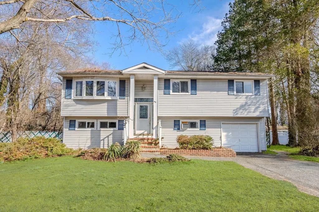 65 Byron Way Oakdale NY 11769