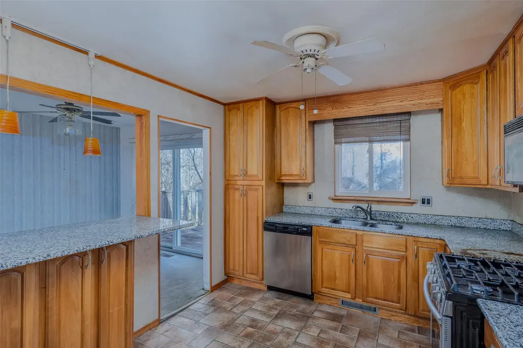 65 Byron Way Oakdale NY 11769
