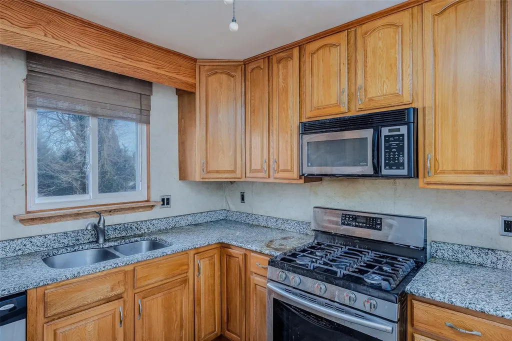 65 Byron Way Oakdale NY 11769