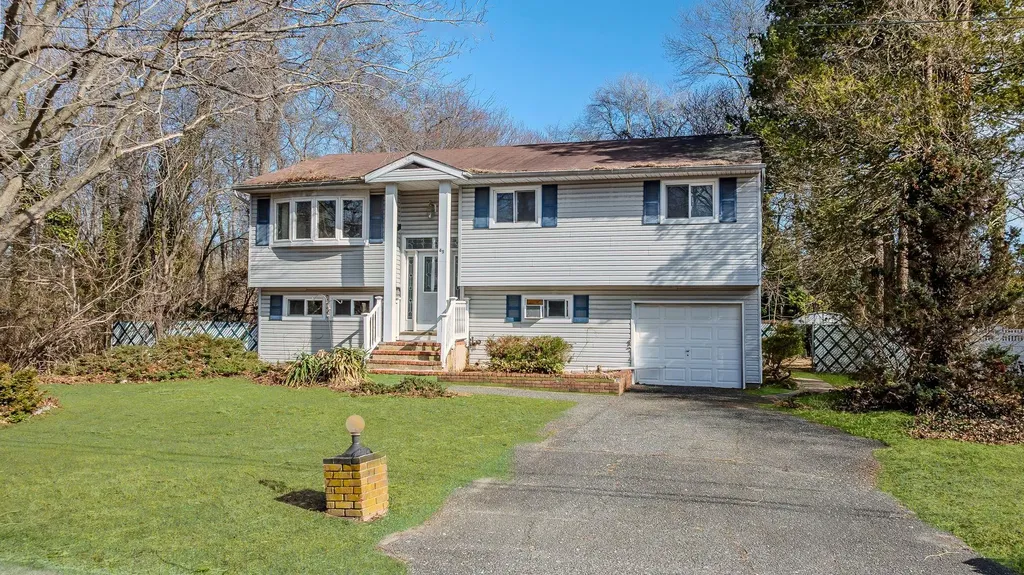 65 Byron Way Oakdale NY 11769