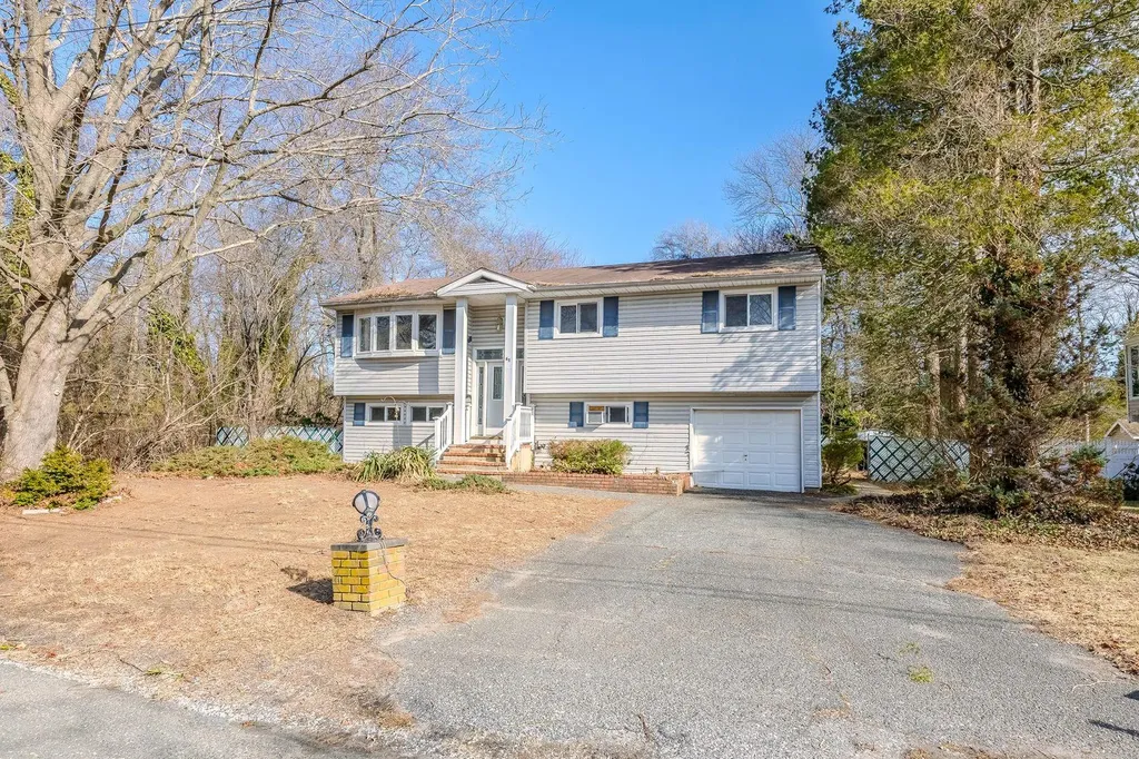 65 Byron Way Oakdale NY 11769