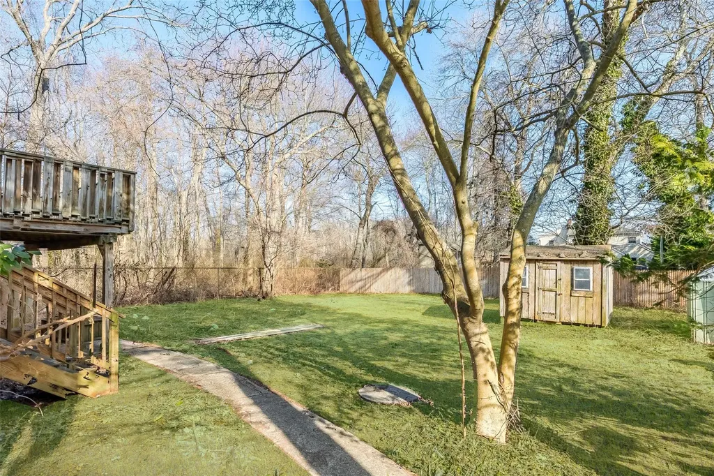 65 Byron Way Oakdale NY 11769