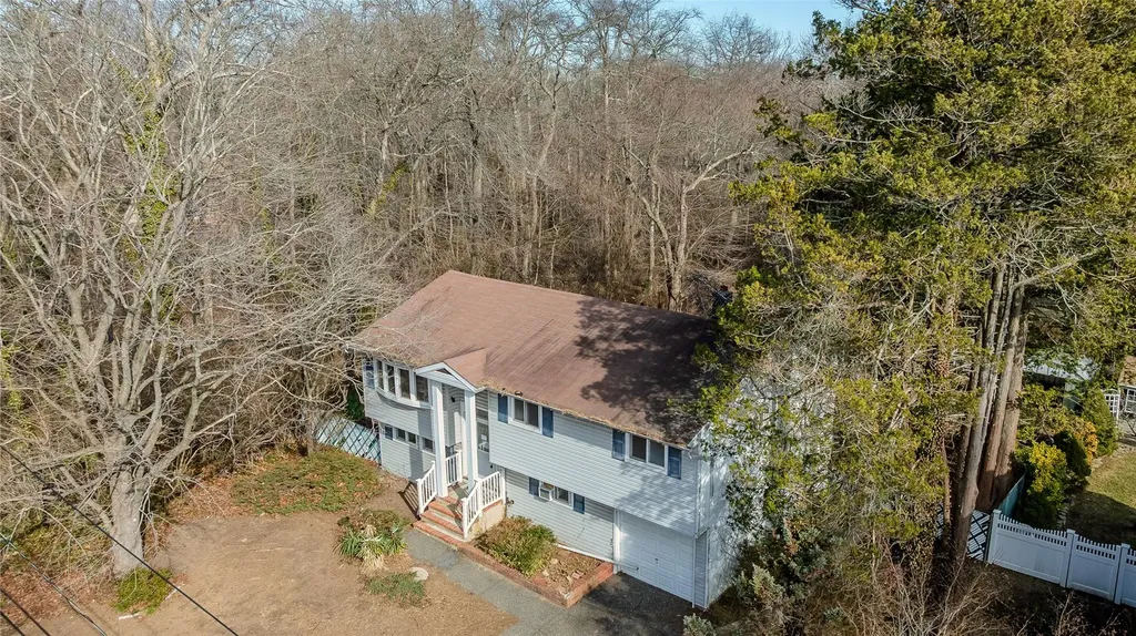 65 Byron Way Oakdale NY 11769