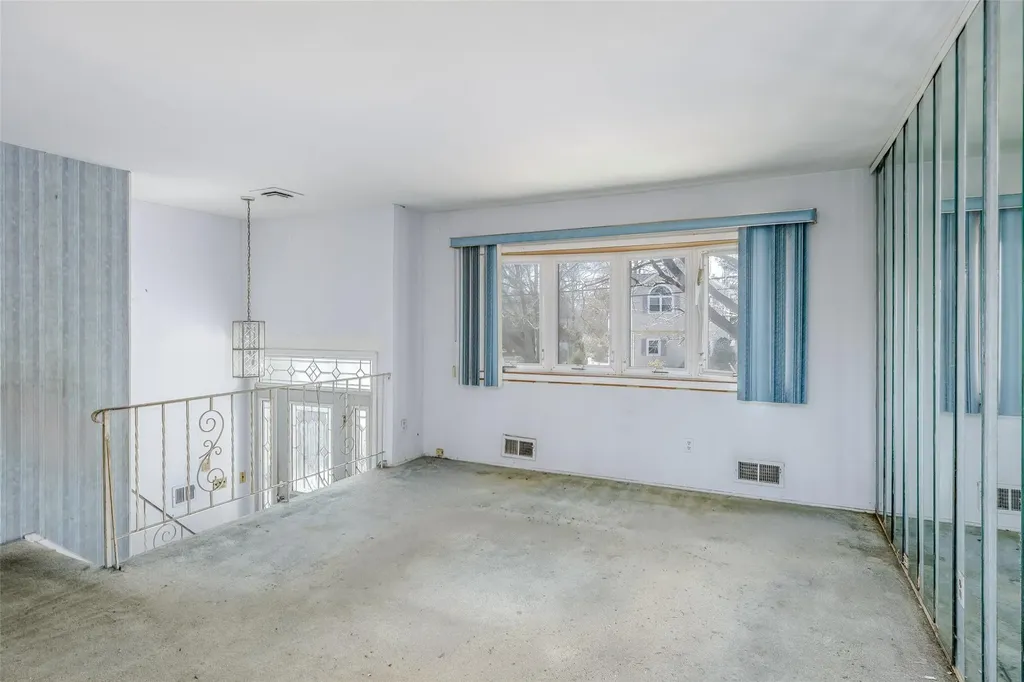 65 Byron Way Oakdale NY 11769