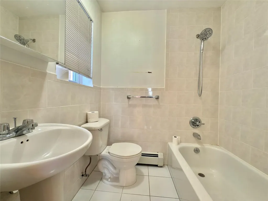 3086 Middletown Road Bronx NY 10461
