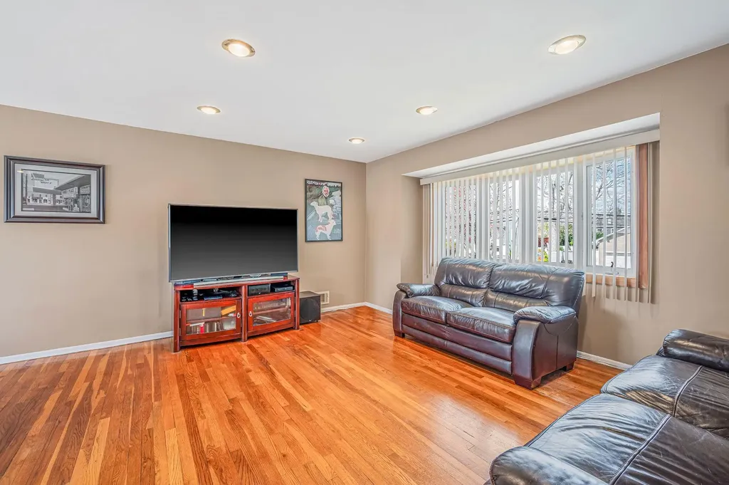 52 California Avenue Bay Shore NY 11706