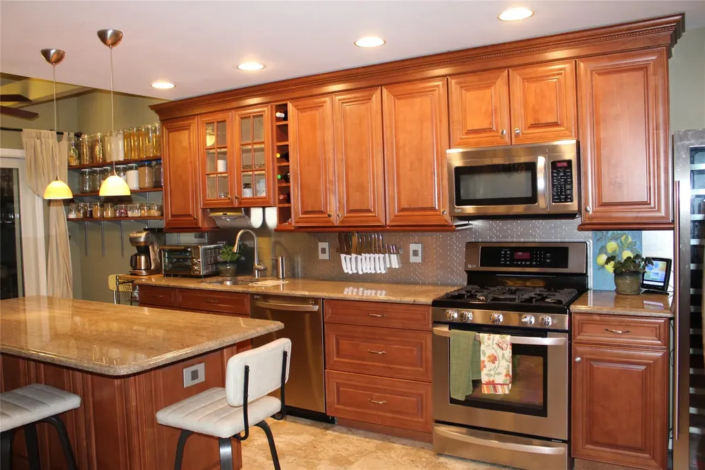 80 East Drive Copiague NY 11726