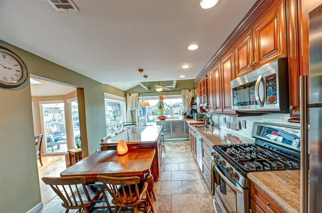 80 East Drive Copiague NY 11726