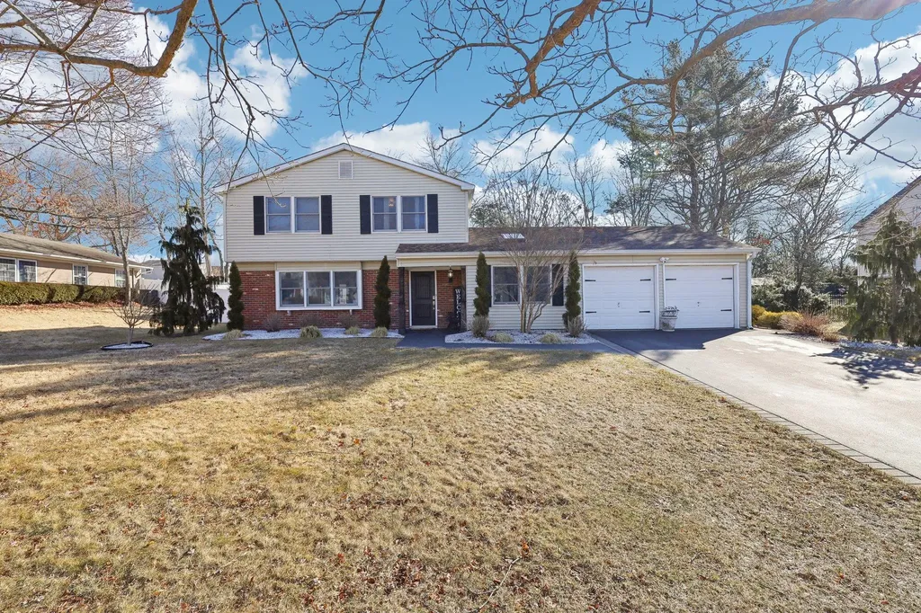52 Brookfield Lane Brookhaven NY 11720