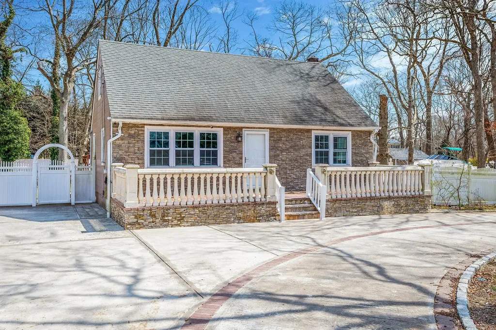 23 Ridge Road Shirley NY 11967