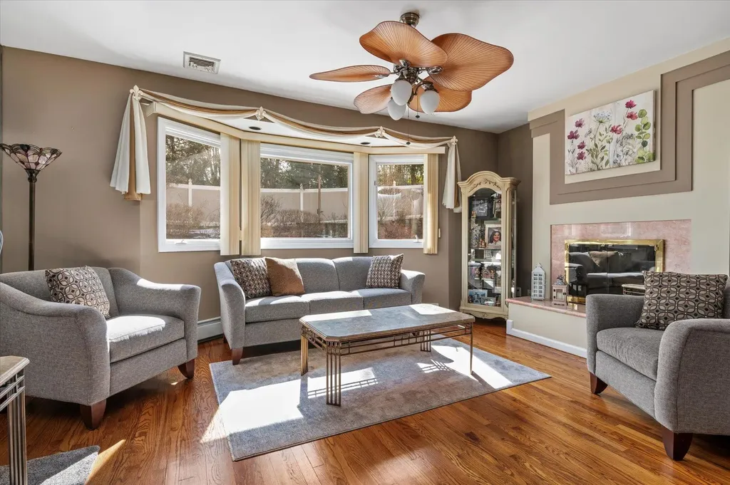 94 Lone Oak Path Smithtown NY 11787