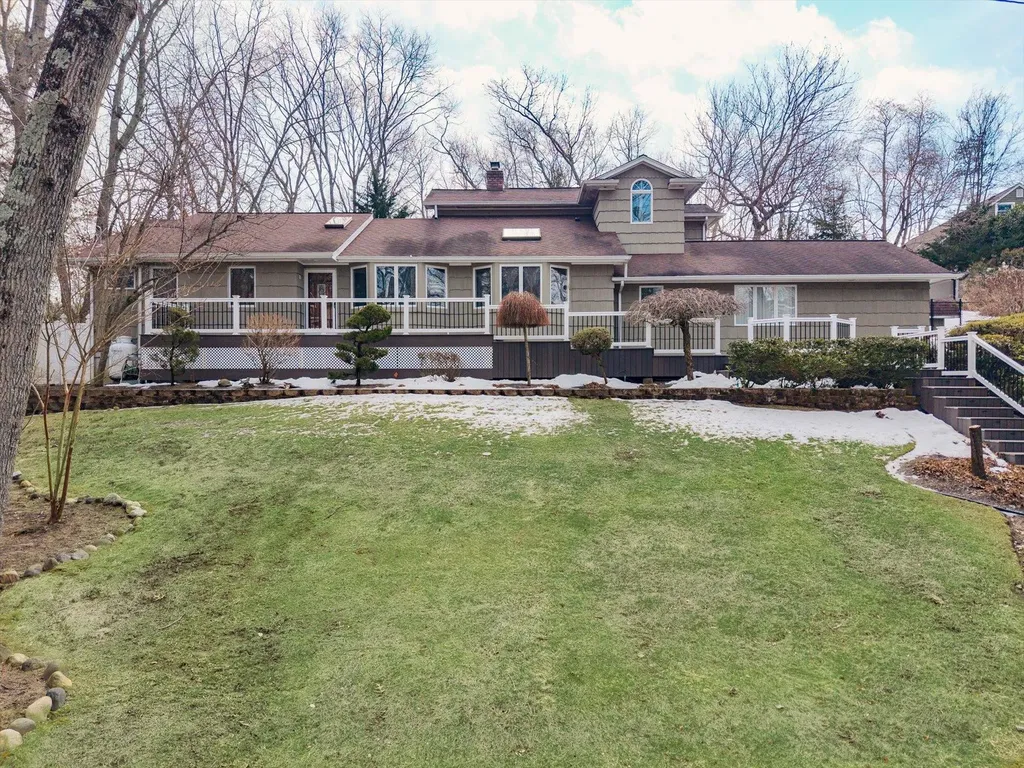94 Lone Oak Path Smithtown NY 11787