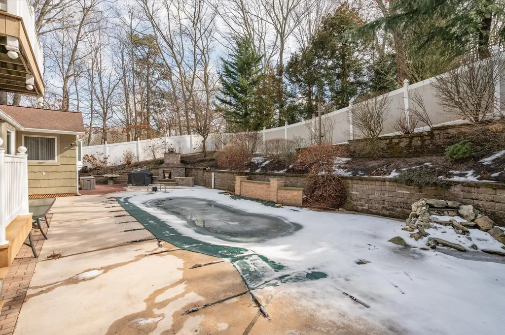 94 Lone Oak Path Smithtown NY 11787