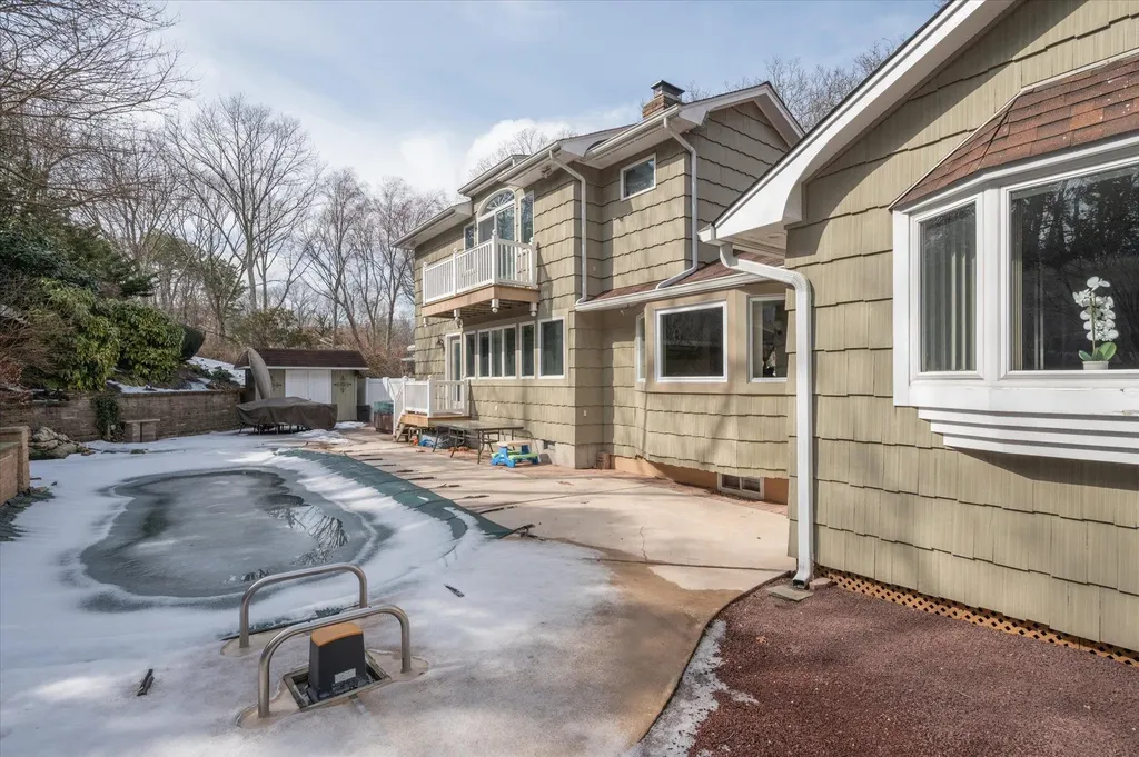 94 Lone Oak Path Smithtown NY 11787