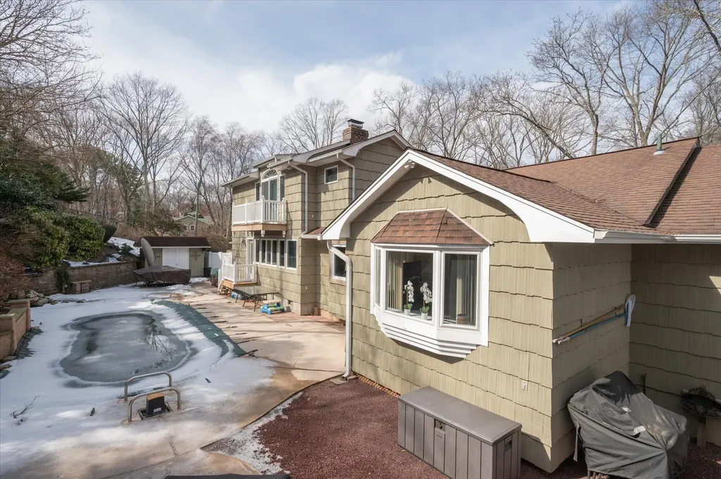 94 Lone Oak Path Smithtown NY 11787