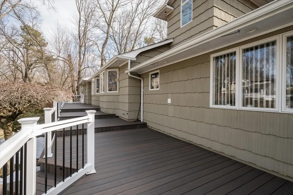 94 Lone Oak Path Smithtown NY 11787