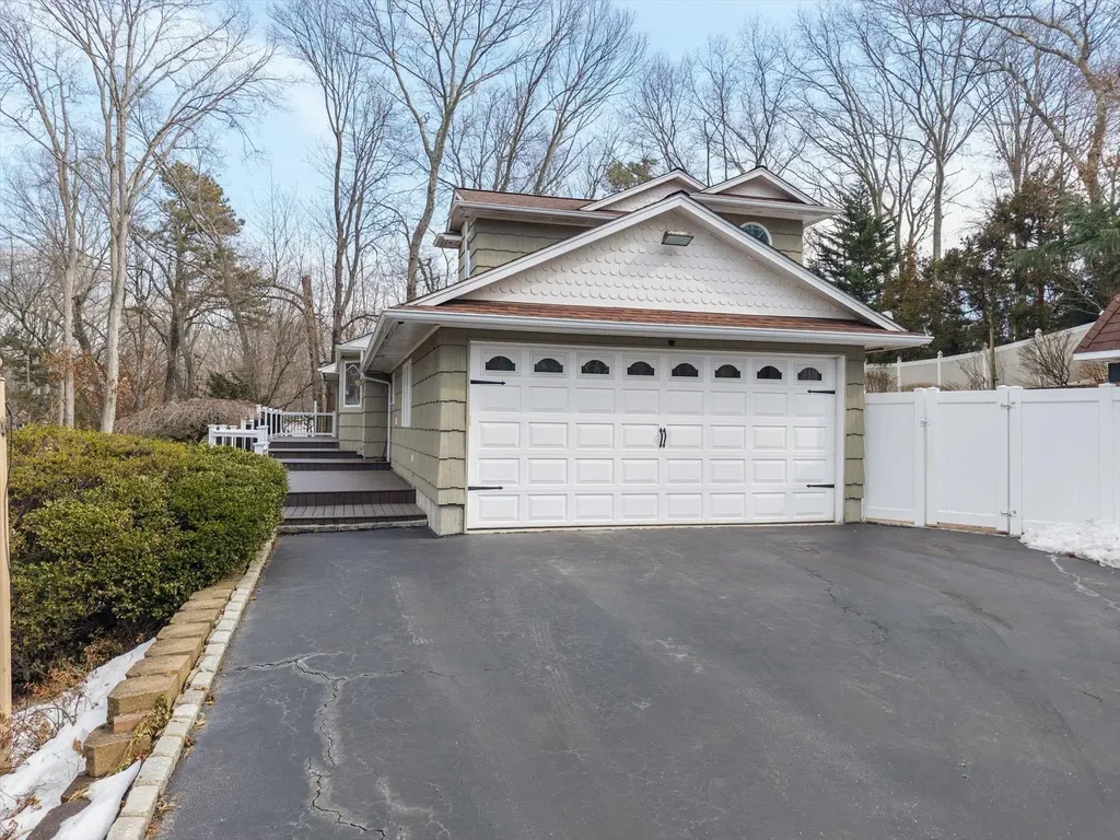 94 Lone Oak Path Smithtown NY 11787