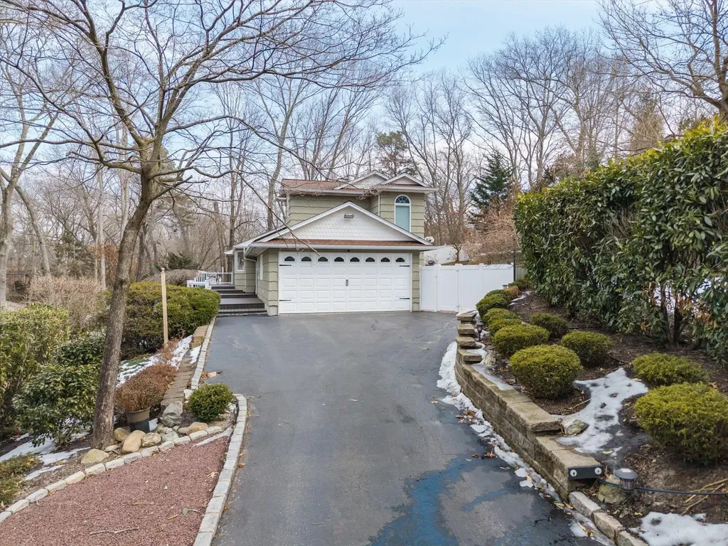 94 Lone Oak Path Smithtown NY 11787