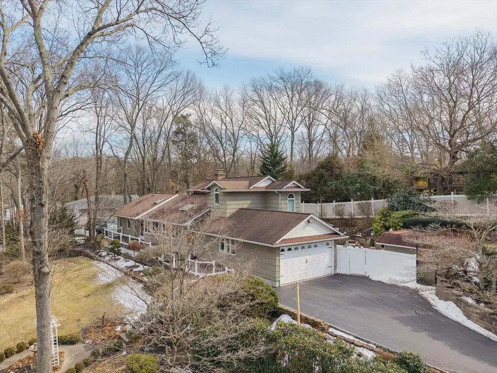 94 Lone Oak Path Smithtown NY 11787