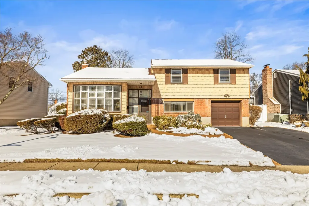 87 Country Drive Plainview NY 11803