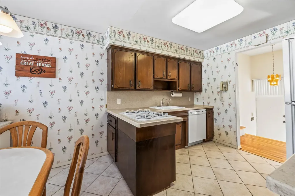 87 Country Drive Plainview NY 11803