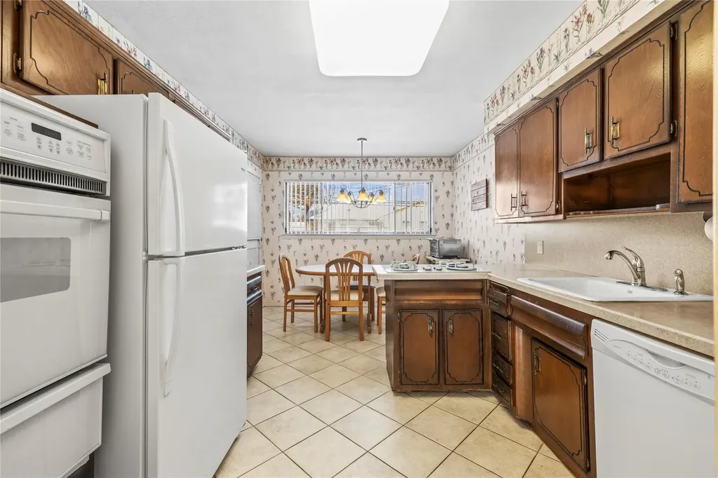 87 Country Drive Plainview NY 11803