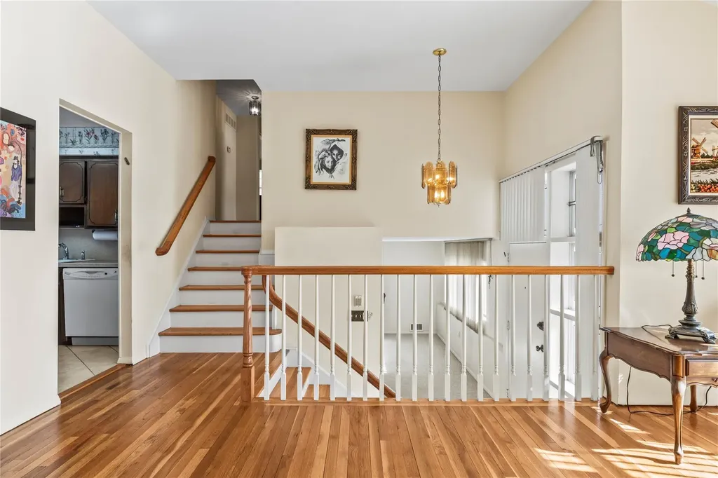 87 Country Drive Plainview NY 11803