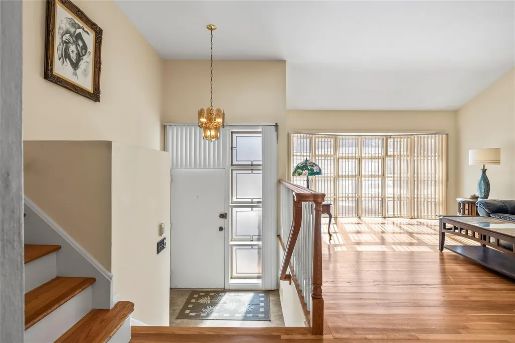 87 Country Drive Plainview NY 11803