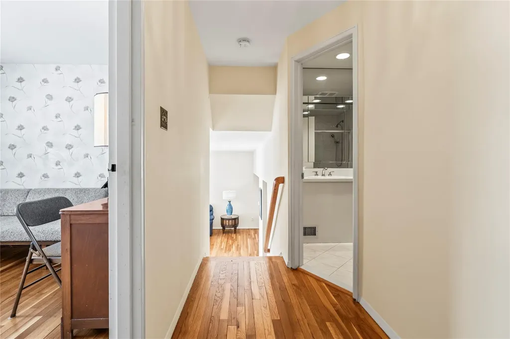 87 Country Drive Plainview NY 11803