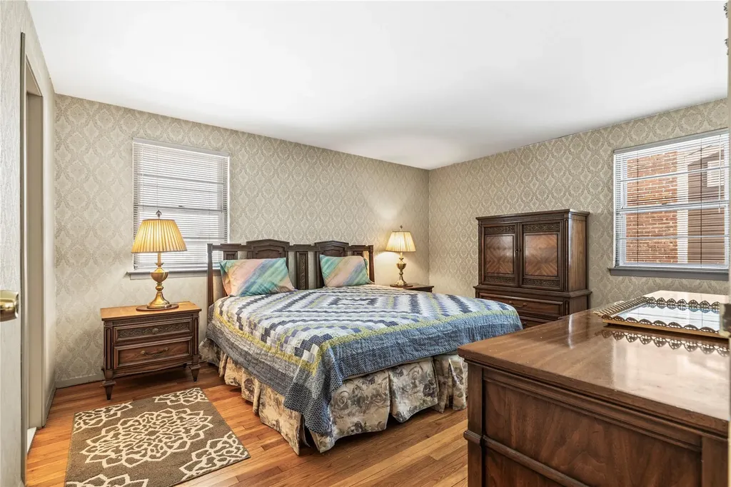 87 Country Drive Plainview NY 11803