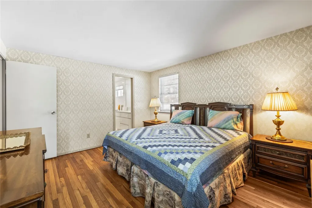 87 Country Drive Plainview NY 11803