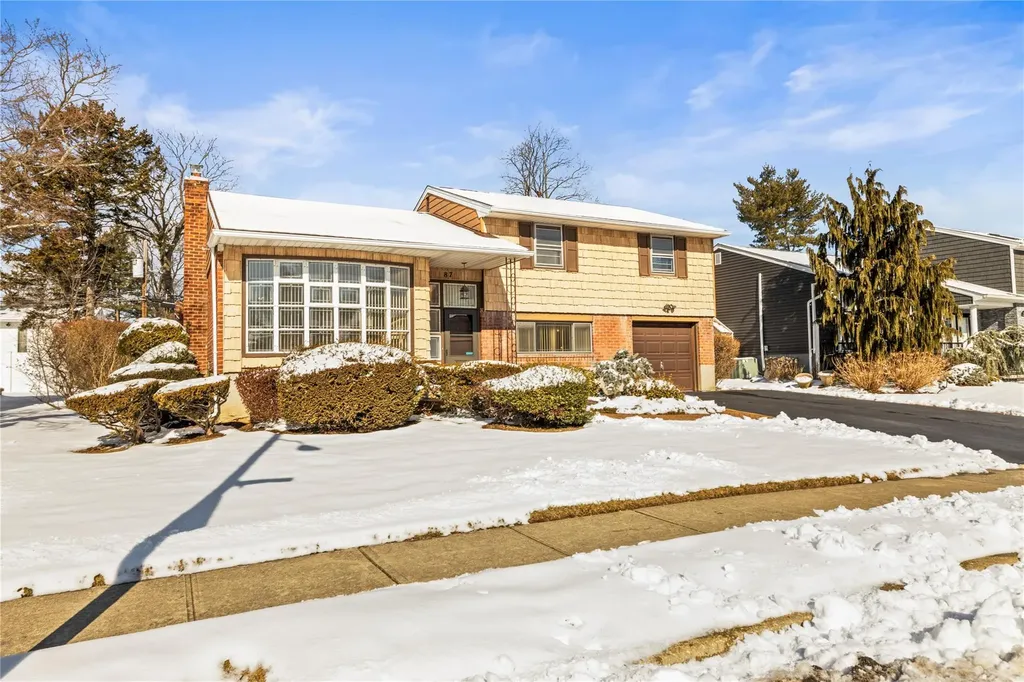 87 Country Drive Plainview NY 11803