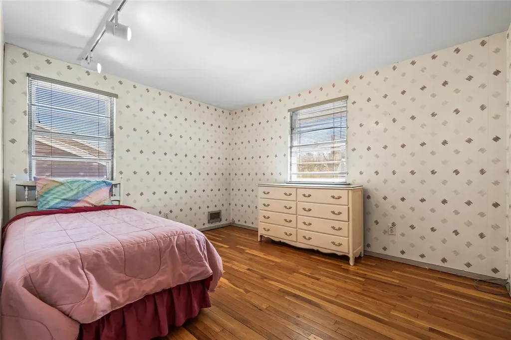 87 Country Drive Plainview NY 11803